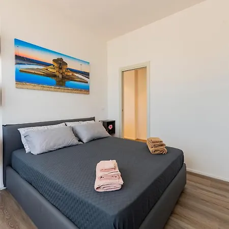 Guesthost - Piazza Salotto & Stazione Comfy Daire Pescara