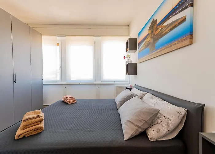 Guesthost - Piazza Salotto & Stazione Comfy Daire