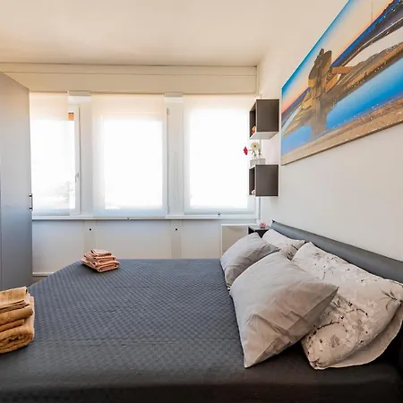 Guesthost - Piazza Salotto & Stazione Comfy Apartment