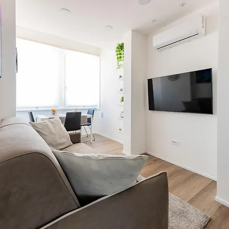 Guesthost - Piazza Salotto & Stazione Comfy Apartment *