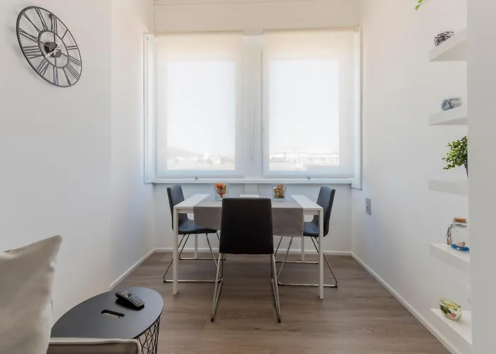 アパート Guesthost - Piazza Salotto & Stazione Comfy *