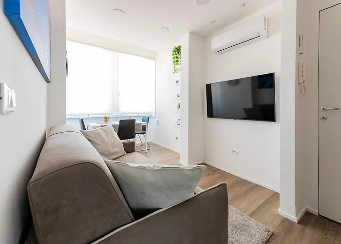 Guesthost - Piazza Salotto & Stazione Comfy アパート *